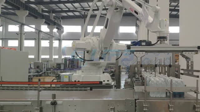 Robot palletizing system for wraparound bottles with roller gripper #machine#foryou#palletizer