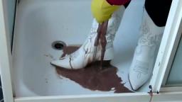 Jana fill & messy her white heel cowgirl boots in shower