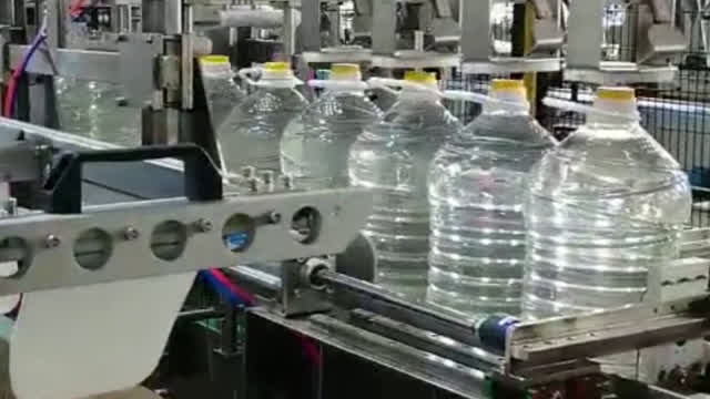 How does a Bottle Packing Machine Work? #packing #FactoryVideos #machine #foryou #packingline