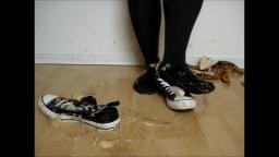 Jana crush banana with her converse chucks hi black and messy them trailer