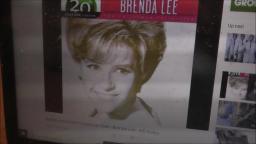 BRENDA LEE-ROCKING AROUND THE CHRISTMAS TREE