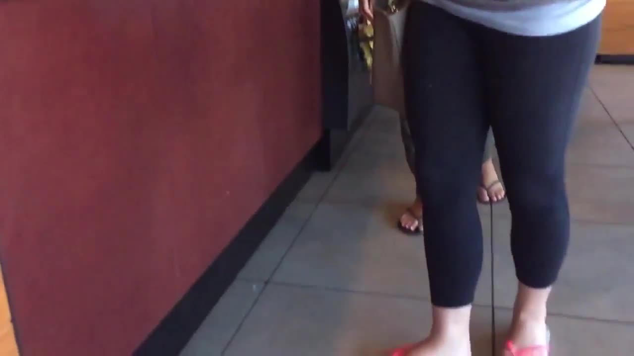 🩴🩴👣 Barefoot feet flip flops candid