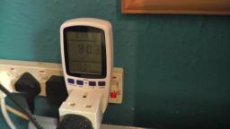 Test Plug Electricity Power Consumption Kill a Watt Meter on 50 inch TV it uses more watts than a 42