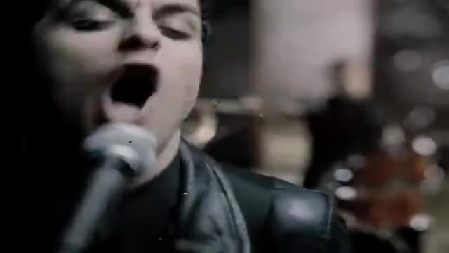 Green Day - Boulevard Of Broken Dreams [Official Music Video]