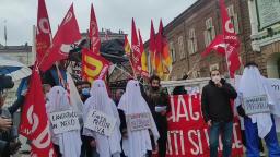 Oggi tante lavoratrici e lavoratori si sono trovate in piazza Castello per fe