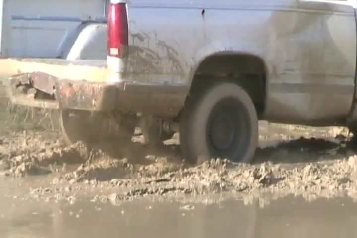 Davidsfarm #930 - Mudding the '88 Chev 305 truck