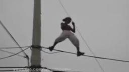 Tonoquim7 se electrocuta bailando en la vida real