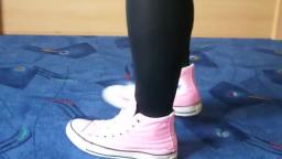 Jana shows her Converse All Star Chucks hi light pink