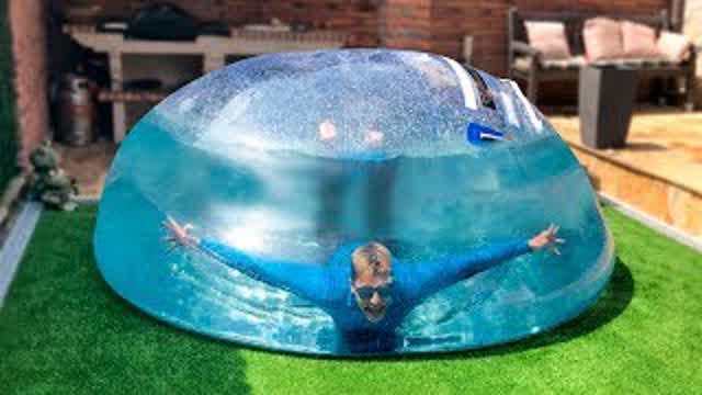 Buceando en UNA BURBUJA INFLABLE GIGANTE 10 000 LITROS