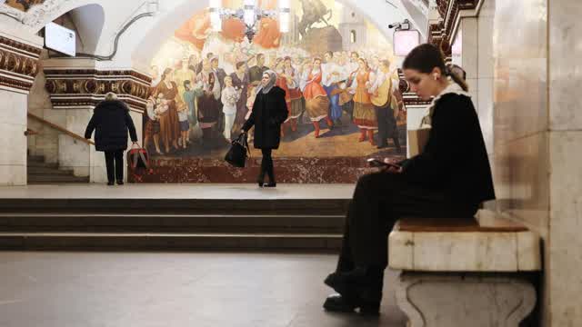 Tucker Carlson in the Moscow metro.