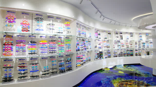 Champion Sports Showroom WHALE/BE NICE